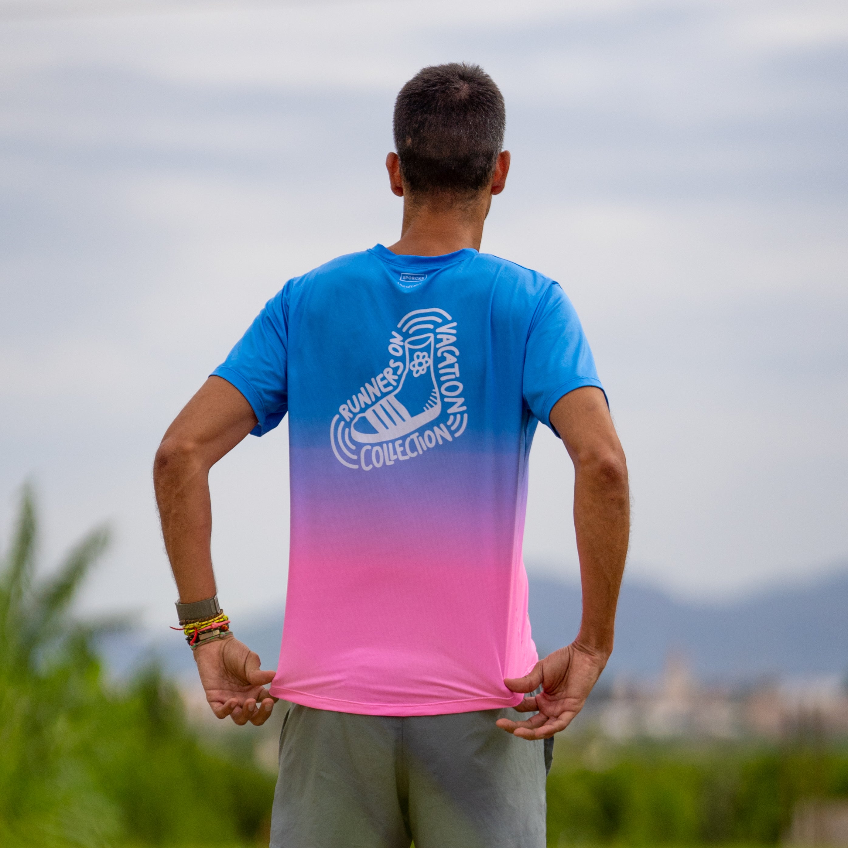 ON VACATION - UNISEX-FUNKTIONSSHIRT