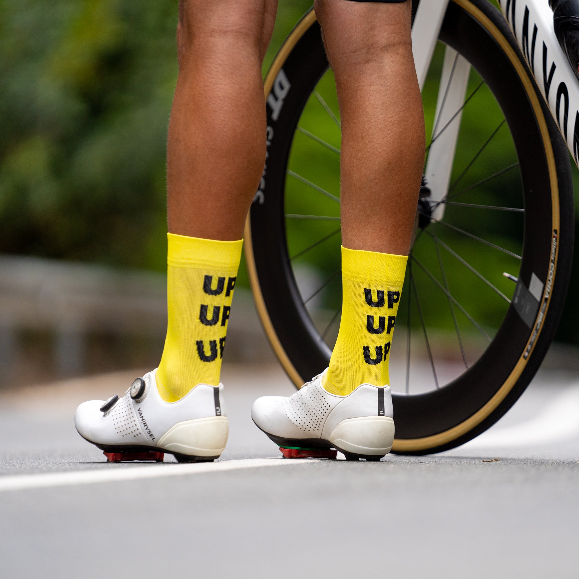 UP UP UP YELLOW - CHAUSSETTES DE CYCLISME